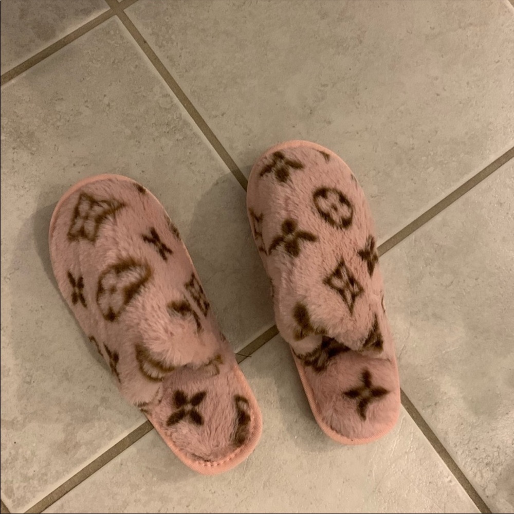 Size 5 pink slippers